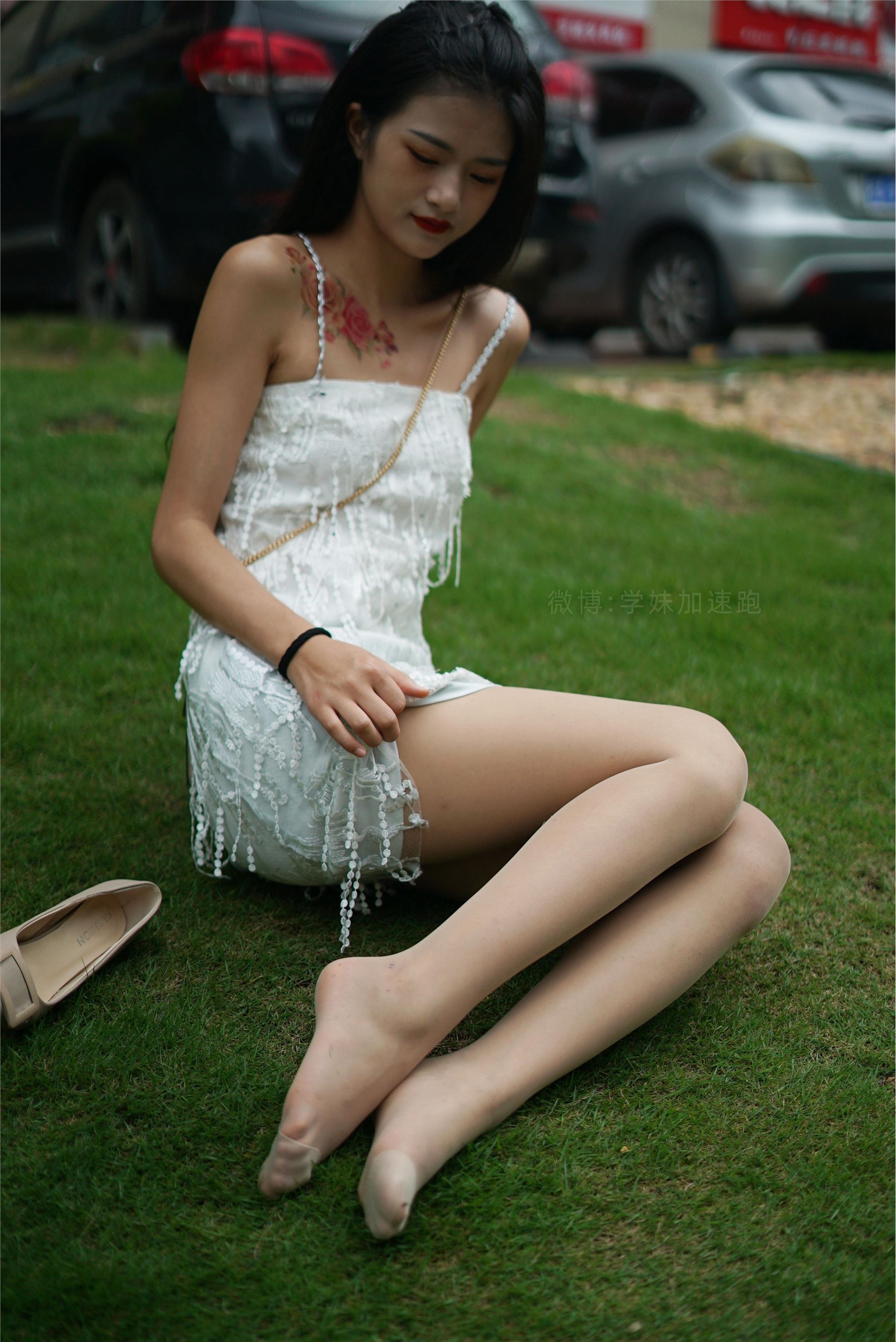 学妹加速跑 XM079《草地上的绿茶jio-鹿酱》